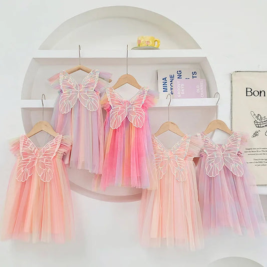 Vestido Infantil Camadas de Tule Colorido Arco-Íris Degradê com Asas de Borboleta Brilhantes para Apresentações Infantis