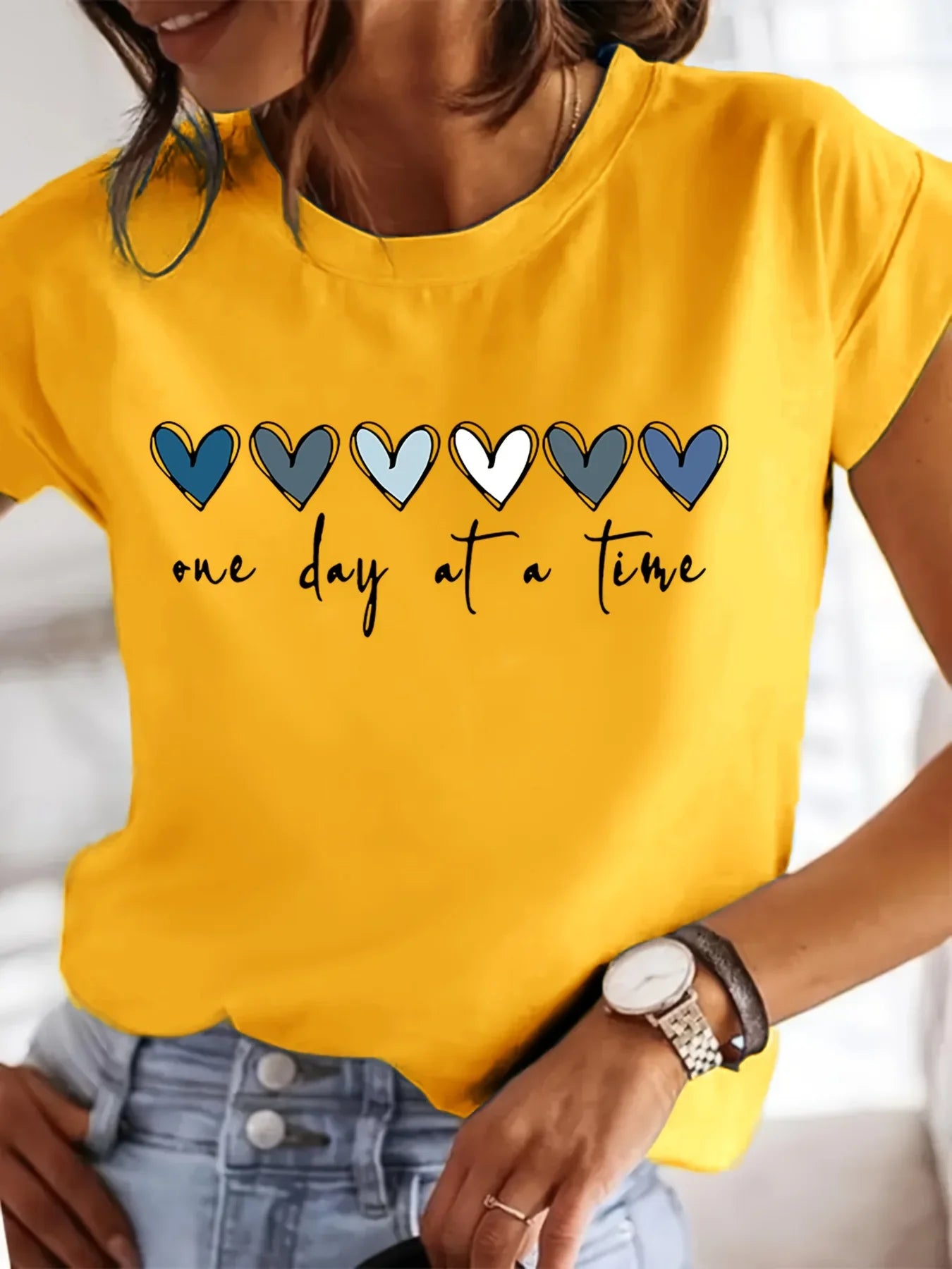 Camiseta Feminina Casual Estampada - Estampa de Coração "Um Dia de Cada Vez", Gola Redonda Manga Curta para Primavera e Verão