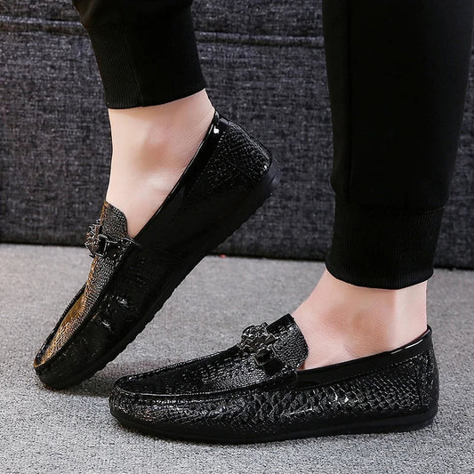 Sapatos Masculinos de Couro com Contas Estilo Britânico Outono Pretos Casuais para Homens Coreanos Preguiçosos Slip-on Sola Macia Mocassins de Condução Modernos
