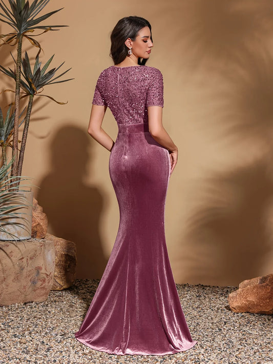 Vestido com babados e detalhes em paetês de veludo com decote redondo e mangas curtas
