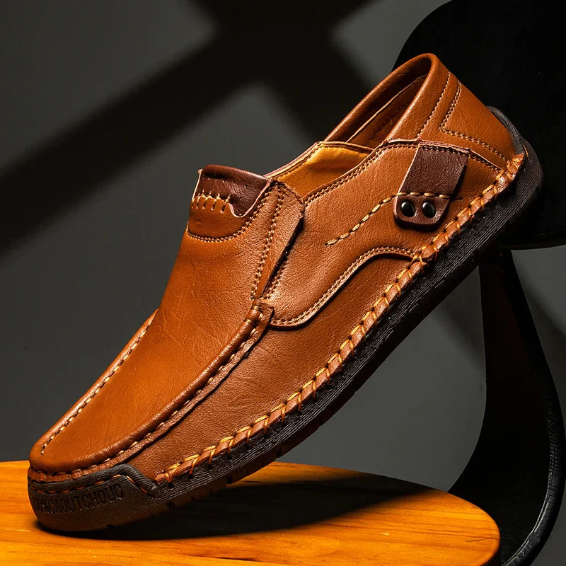 Novos Sapatos Masculinos de Couro Feitos à Mão Casuais Confortáveis Mocassins Masculinos Sapatos de Couro Masculinos Flats Quentes Sapatos de Caminhada ao Ar Livre