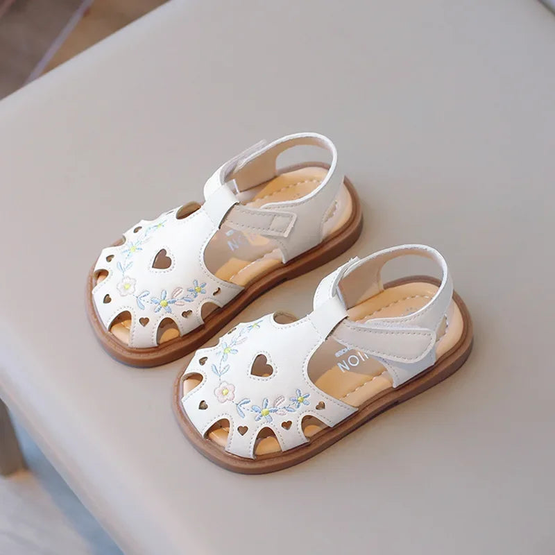 Sweet Little Girl Sandal Summer New Kids Princess Embroidery Flower Flat Sandals Fashion Elegant Children Causal Cut-outs Shoes
