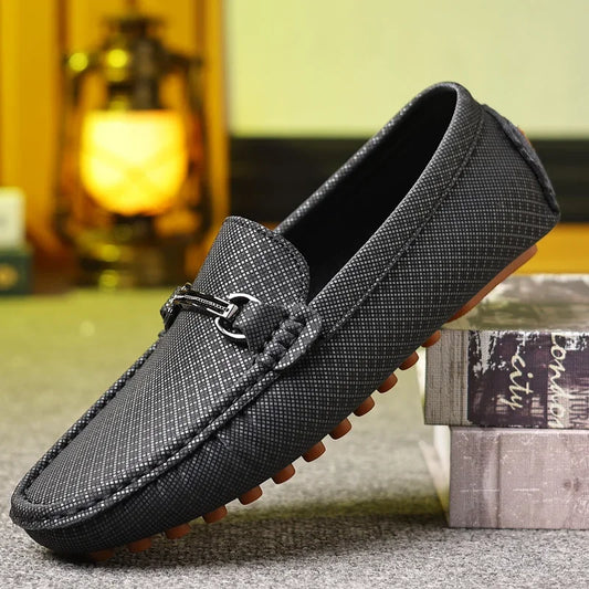 Sapatos de Couro Fashion Sapatos de Negócios Mocassins Pretos Leves Slip On para Homens Sapatos de Couro Elegantes Casuais para Festa e Casamento
