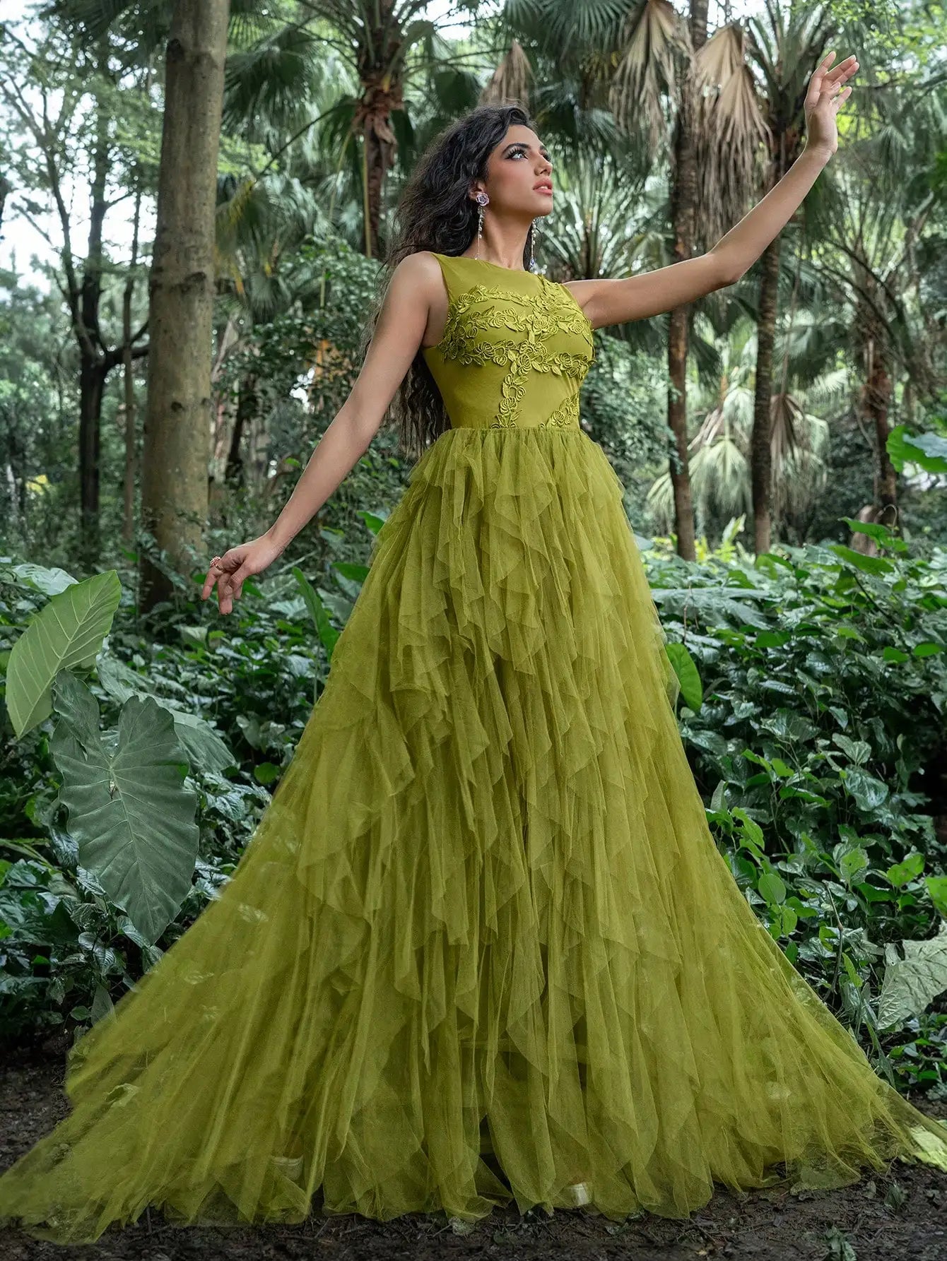 A luxurious party dress for 2026, featuring a round neck, sleeveless design, leaf embroidery, and a multi-layered mesh