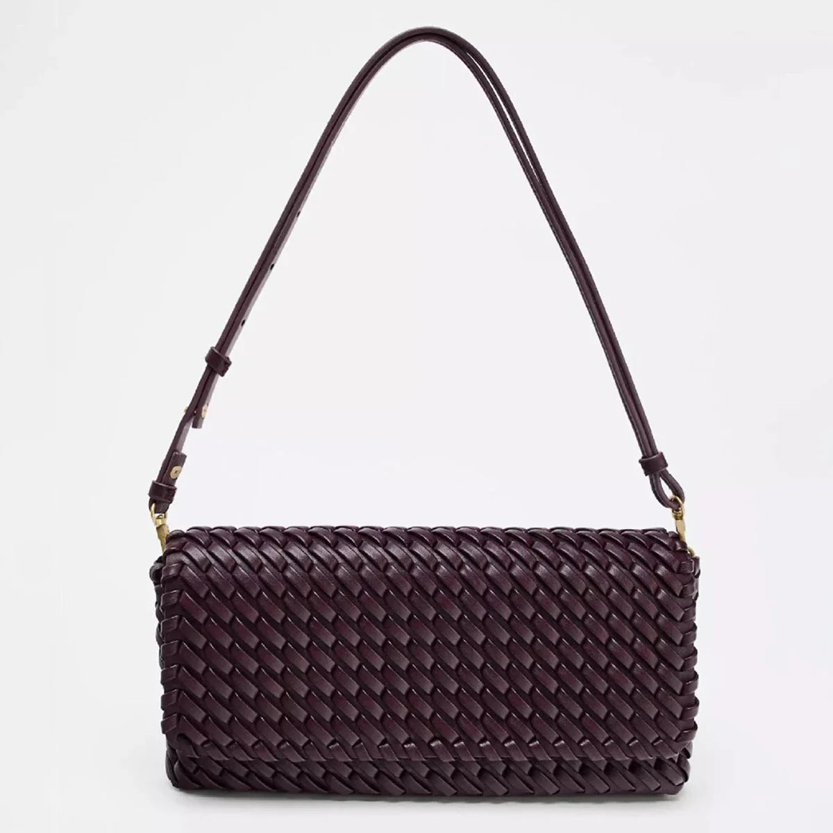 Woven bags exude a sense of sophistication. Single-shoulder crossbody bags and flip bags are simple and versatile