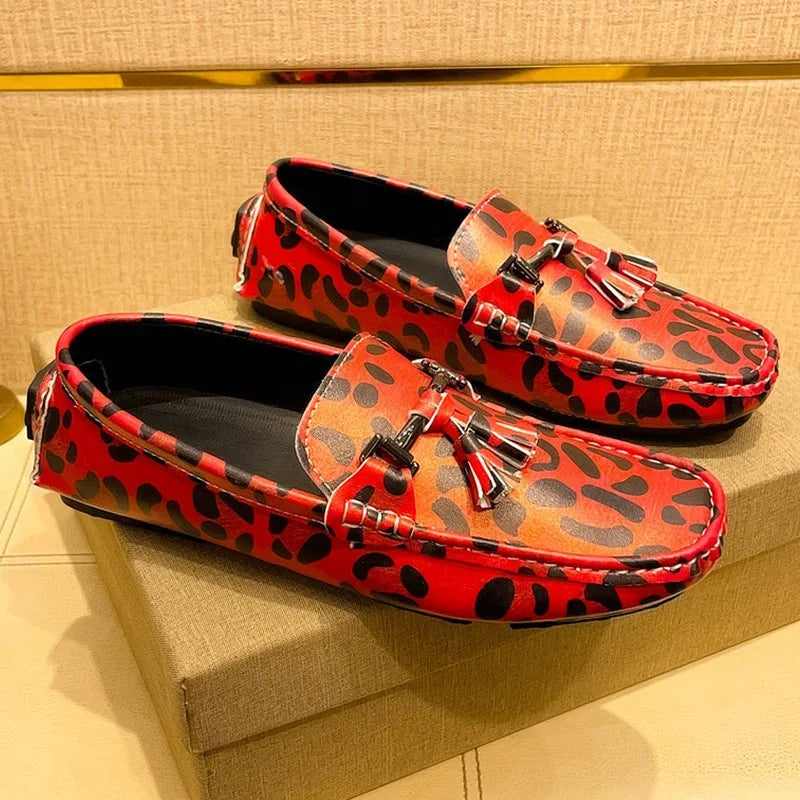 Sapatos Casuais Masculinos de Couro com Estampa de Leopardo Vermelho, Loafers Designer com Borlas, Sapatos Masculinos Confortáveis Slip-on, Sapatos de Condução Masculinos Tamanho Grande 48