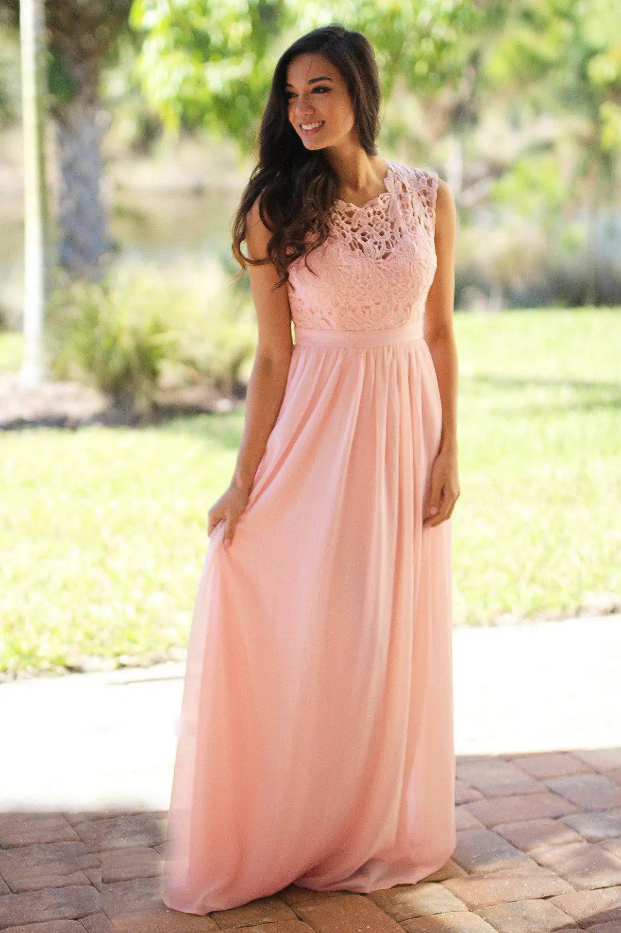 Elegante Vestido de Madrinha Verde Menta com Corpete de Renda Floral e Saia Fluida de Chiffon - Vestido de Gala Sem Mangas para Festa de Casamento