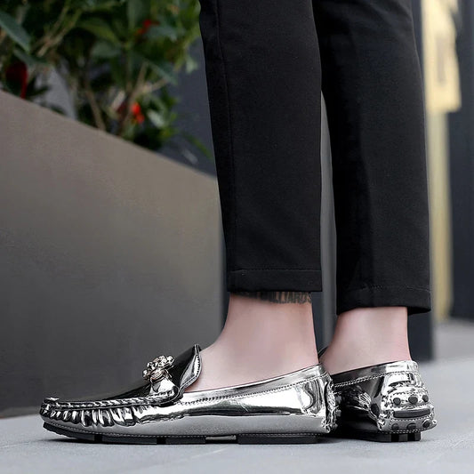 2025 Primavera e Verão Novos Sapatos de Couro Brilhante Tipo Mocassim para Homens Grandes Deslize no Estilo Trendy Moda Artesanal Sapatos Masculinos