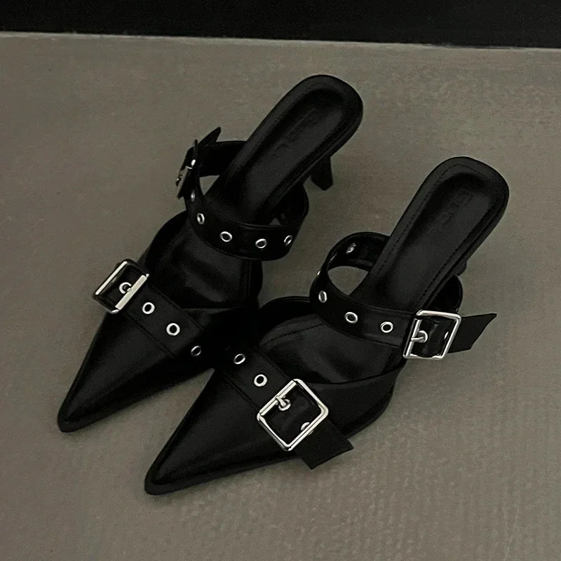 Sandálias Femininas Punk Gótica Metal Fivela Salto Alto Verão 2025 Bico Fino Prata Sapatos de Festa Moda Scarpins Femininos Tacones