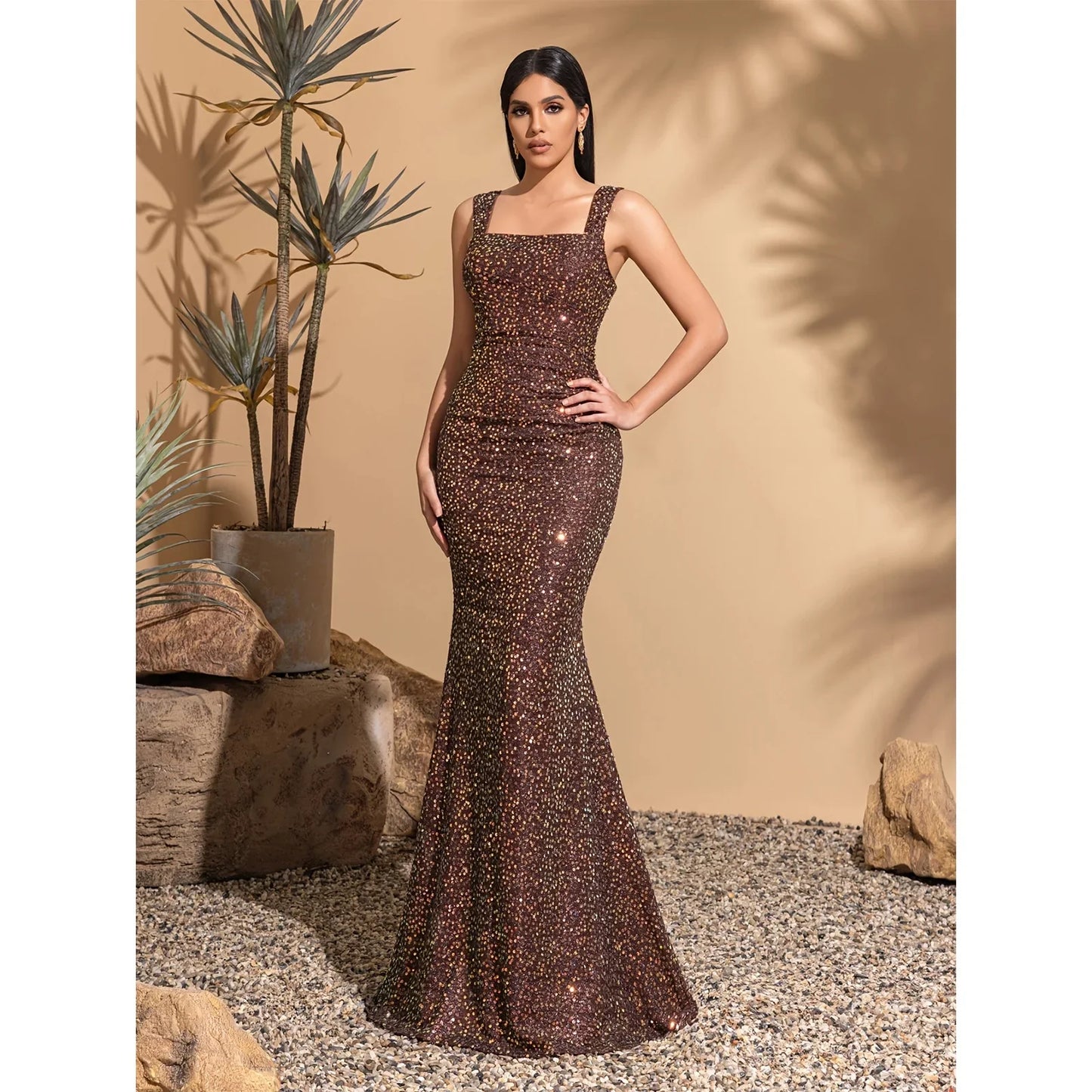 Strapless sequined hip-hugging backless dress