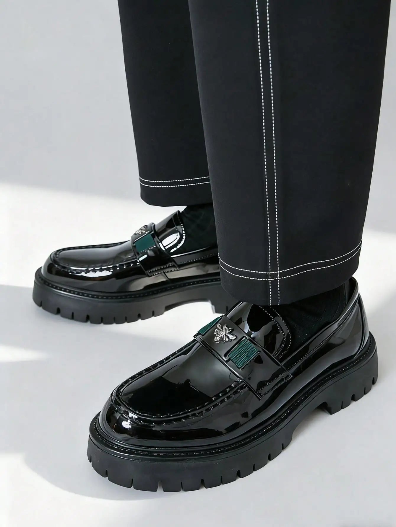 2026 Fashion Bee Design Leather Men Shoes Thick Sole Luxury Slip On Loafers Comfort Fashio Business Party Formal Dress Shoes