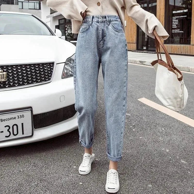 Calça Jeans Harem de Cintura Alta e Perna Reta com Comprimento Cropped