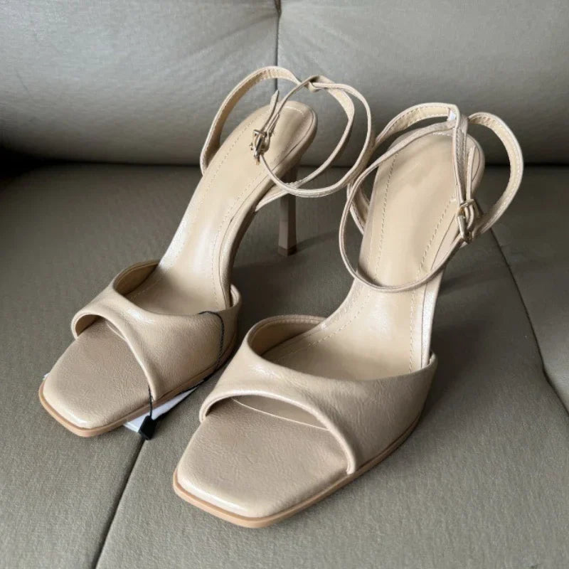 Sandálias Femininas de Salto Alto com Fivela no Tornozelo em Couro Envernizado Dourado Sexy Bico Quadrado Salto Fino Aberto Sapatos de Festa e Escritório de Verão da Moda
