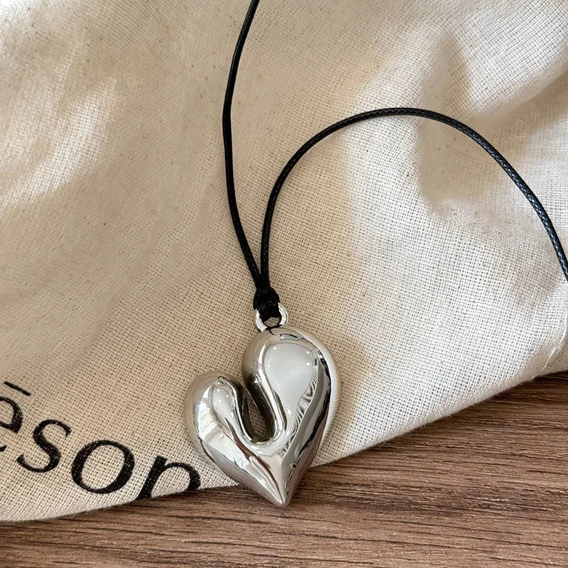 Red Heart Pendant Necklace Vintage 80s Aesthetic Love Inspired Choker New Fashion Romantic Heart Necklace for Women