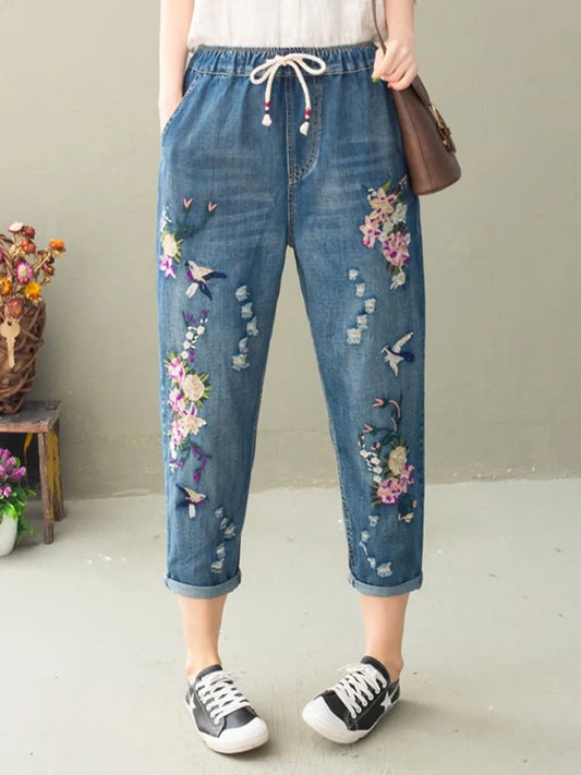 Calça Jeans Rasgada Azul Estilo Chinês com Estampa Floral Vintage