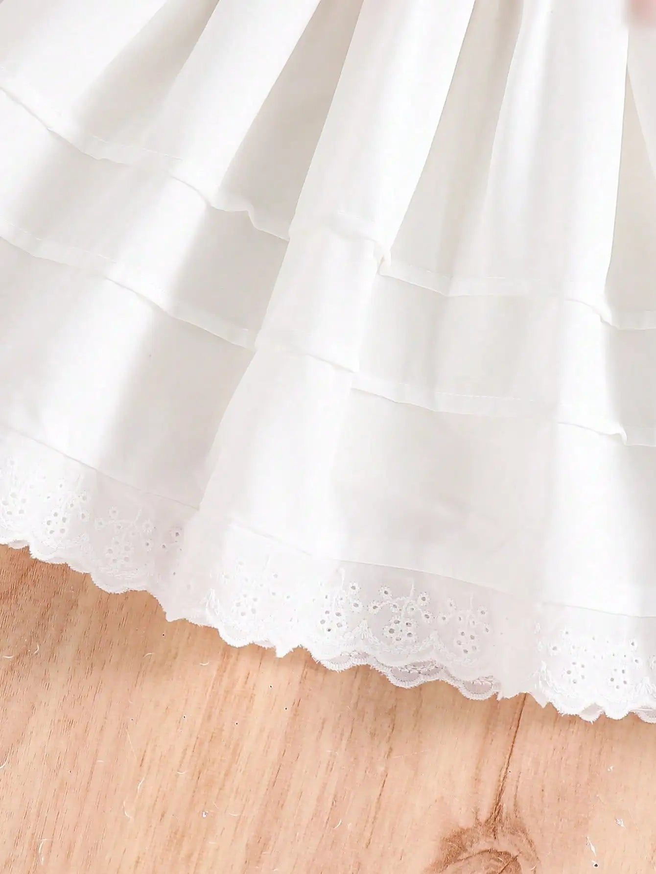 Little Girl's Romantic and Elegant White Princess-Style Dress, Decorated with Bows, Stylish Puff Sleeves, Suitable for Birthday Parties, Holiday Events, and Photography. Suitable for Little Girls Aged 4-7, for Spring a