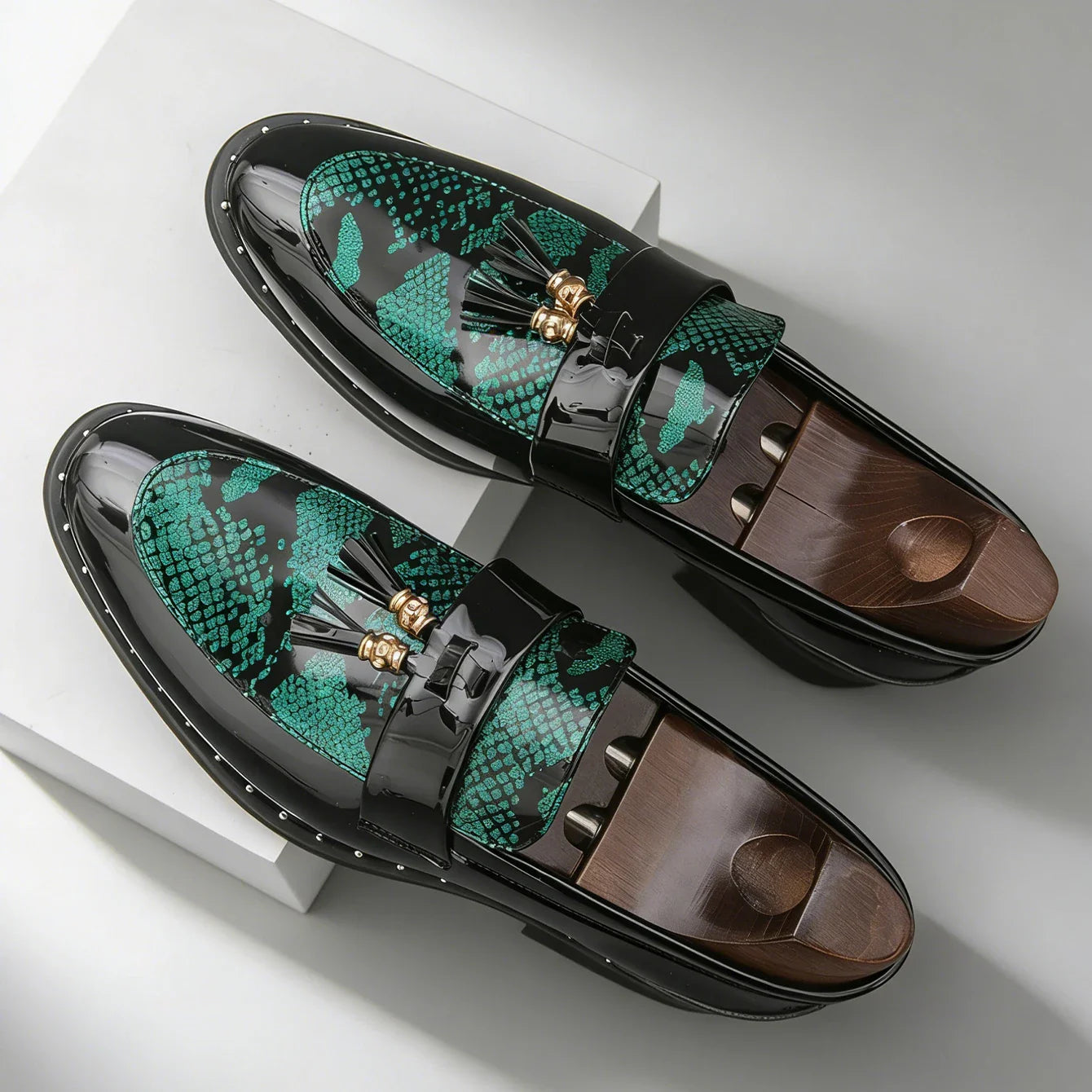 Men's Business Formal Slip-On Loafers Pointed Toe Patent Leather Shoes with Shiny Tassel & Snake Print, Suitable Office Party