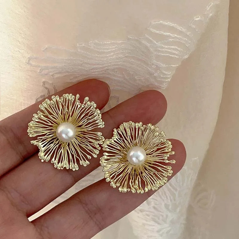 Exaggerated Metal Flowers Pearl Stud Earrings For Women Fashion Gold Color Hollow Round Temperament Earrings Jewelry Party Gifts