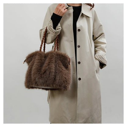 Women's Fashionable Plush Large Capacity Tote Bag High-end Pleated Fox Fur Shoulder Crossbody Bag Commuter Bag with Metal Chain