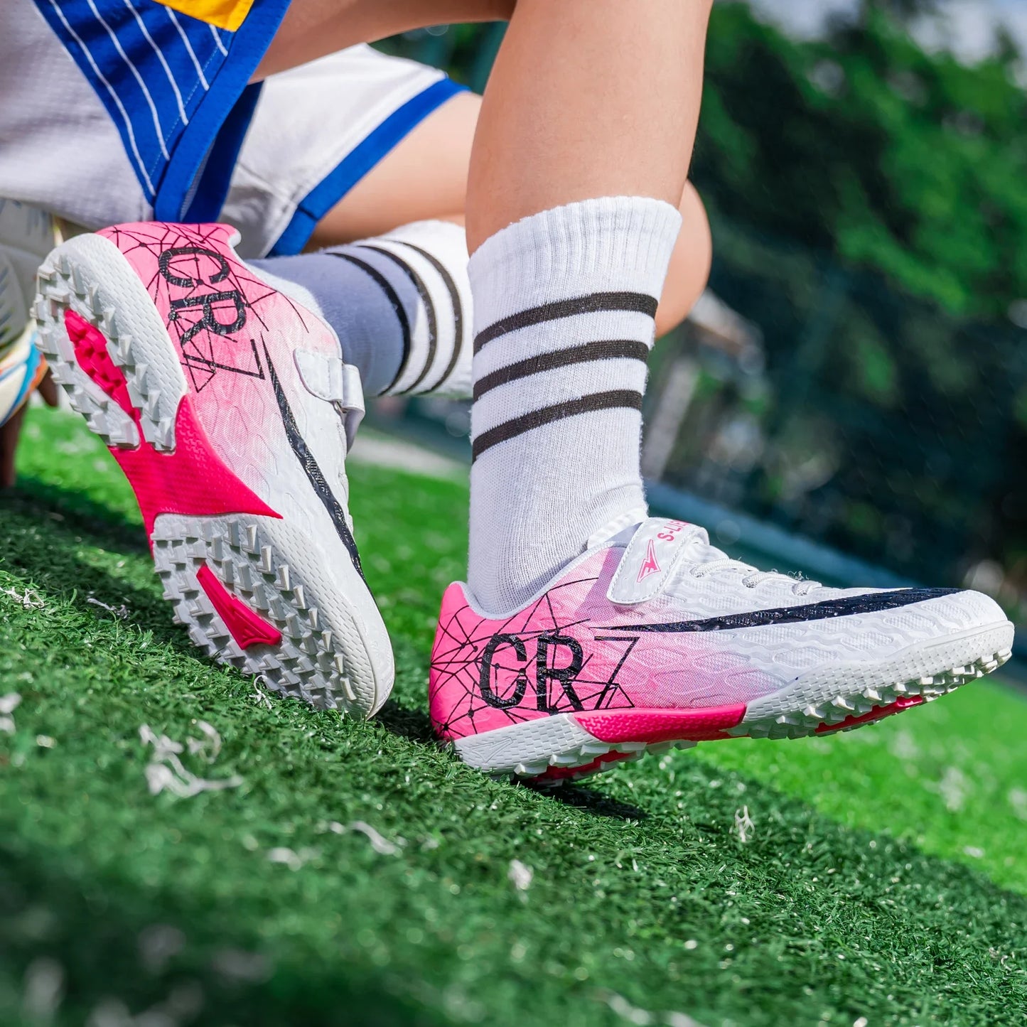 Professional Kids Soccer Shoes Football Boots Ultralight Cleats Non-Slip Training Match Football Shoes For Boys And Girls