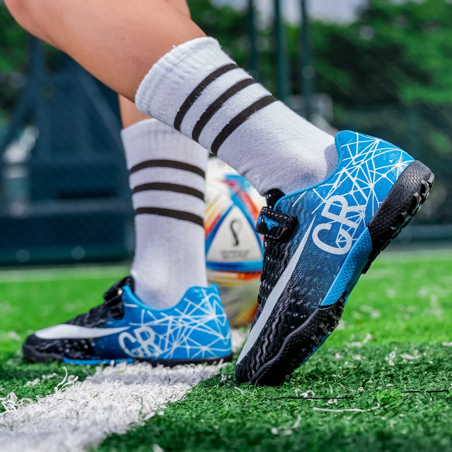 Professional Kids Soccer Shoes Football Boots Ultralight Cleats Non-Slip Training Match Football Shoes For Boys And Girls