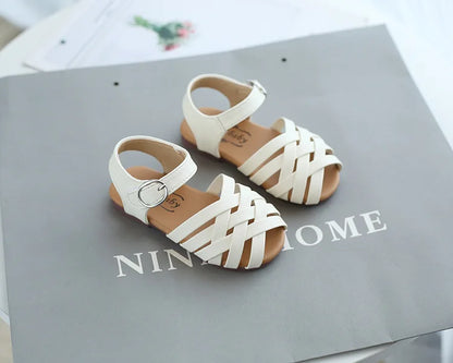 2026 Cross-tied Summer Girls Beach Shoes Classic Black White Pink Roman Sandals Cut-outs Kids Girl Sandals for Children H05144