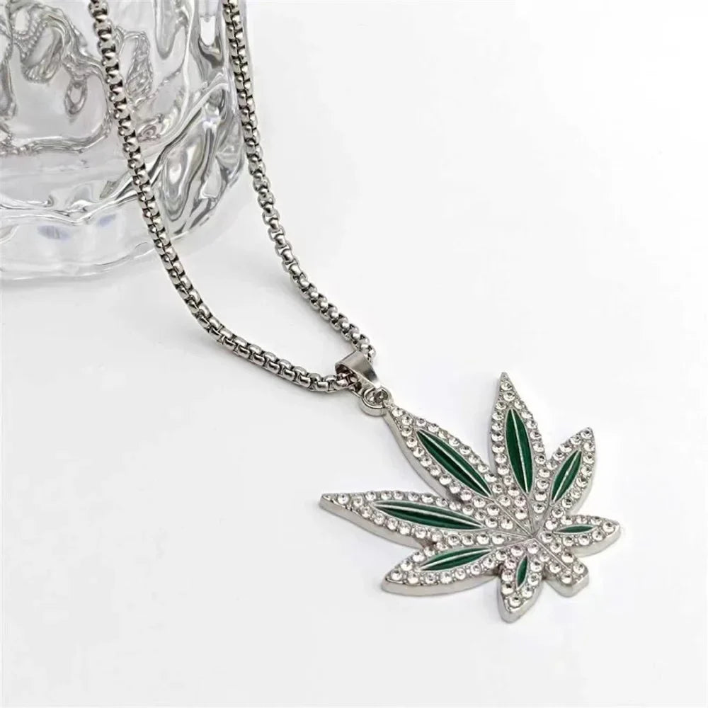 Personalized Punk Hip-hop Jewelry Necklace With Oil Inlaid Diamond Alloy Maple Leaf Pendant And Accessory Material