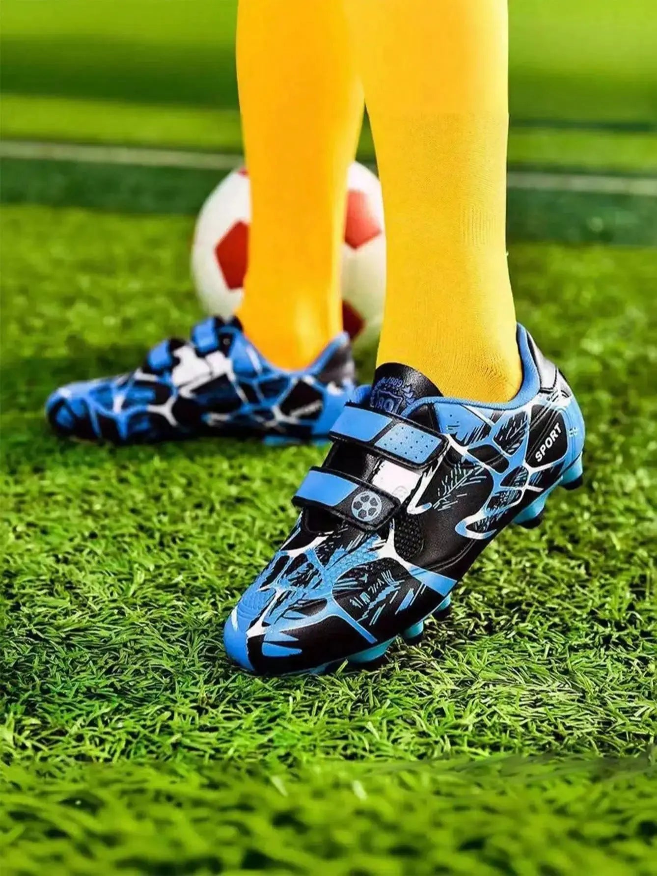 Boys' soccer shoes, low cut soccer shoes, grass anti slip training sports shoes, outdoor shoes