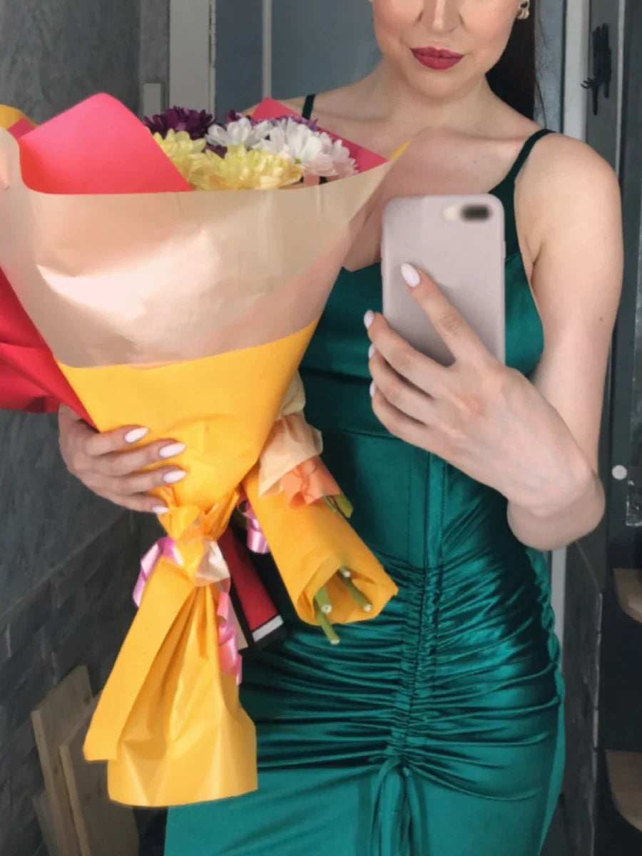 Vestido de Noite Longo Sereia Esmeralda Verde com Cordão Drapeado, Decote V, Fenda e Cetim Elástico para Festa de Casamento Madrinha