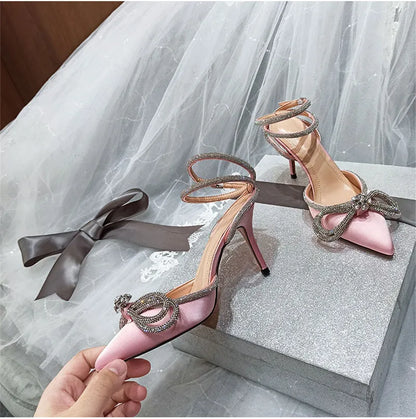 2025 Nova Moda Glitter Strass Sapatos Femininos Bico Fino de Seda com Laço de Cristal Salto Alto Fino com Fivela Sapatos de Festa e Formatura