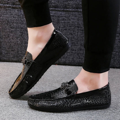 Sapatos Masculinos de Couro com Contas Estilo Britânico Outono Pretos Casuais para Homens Coreanos Preguiçosos Slip-on Sola Macia Mocassins de Condução Modernos