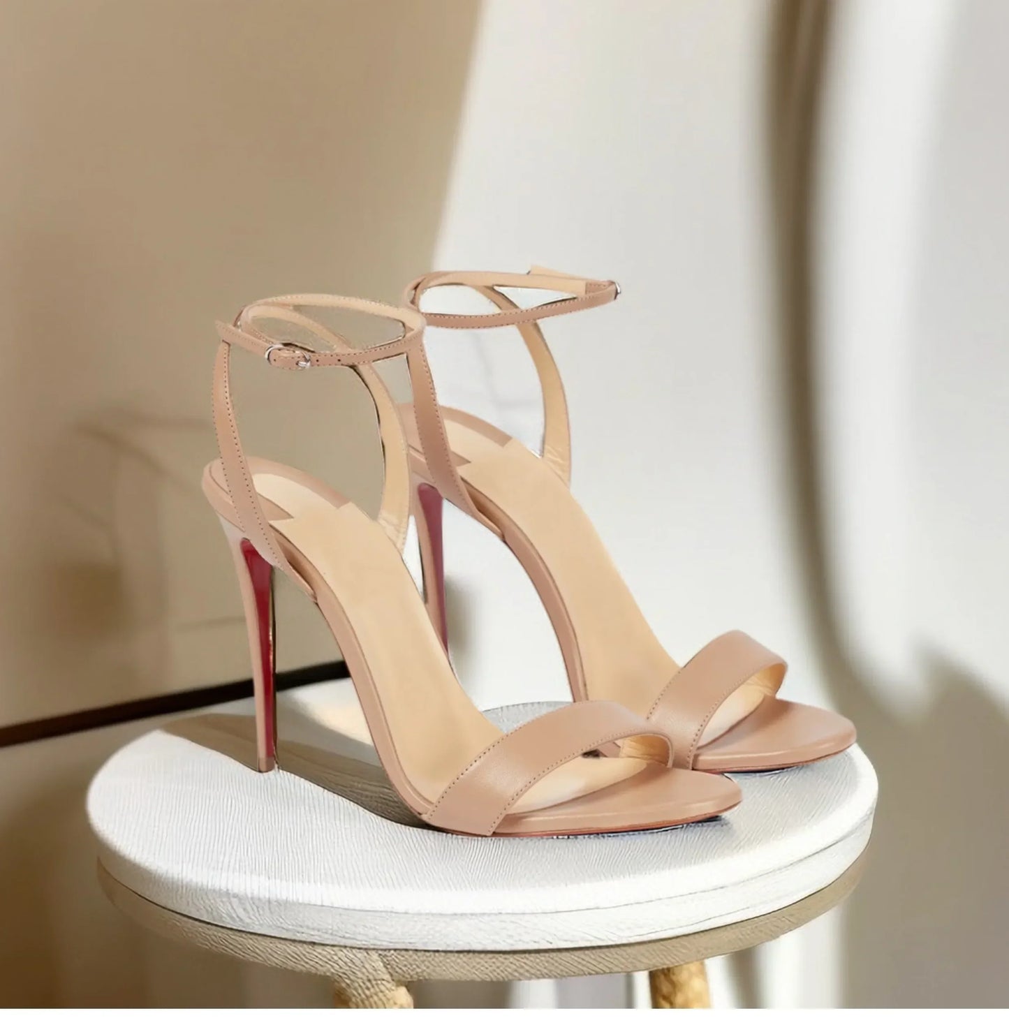 Novas sandálias de salto fino nude sexy de peça única com salto alto, com temperamento feminino, sapatos de salto alto confortáveis para mulheres francesas