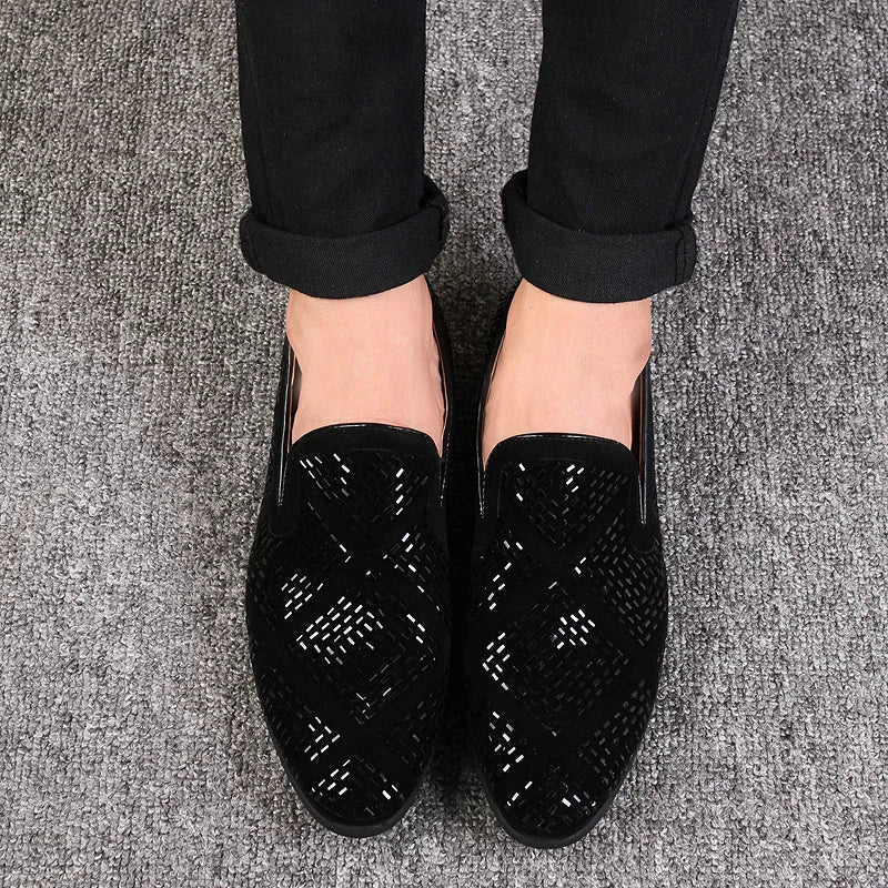 Novos mocassins europeus de indústria pesada versão coreana, mocassins masculinos jovens de cano baixo cravejados de diamantes, sapatos de couro pontudos respiráveis