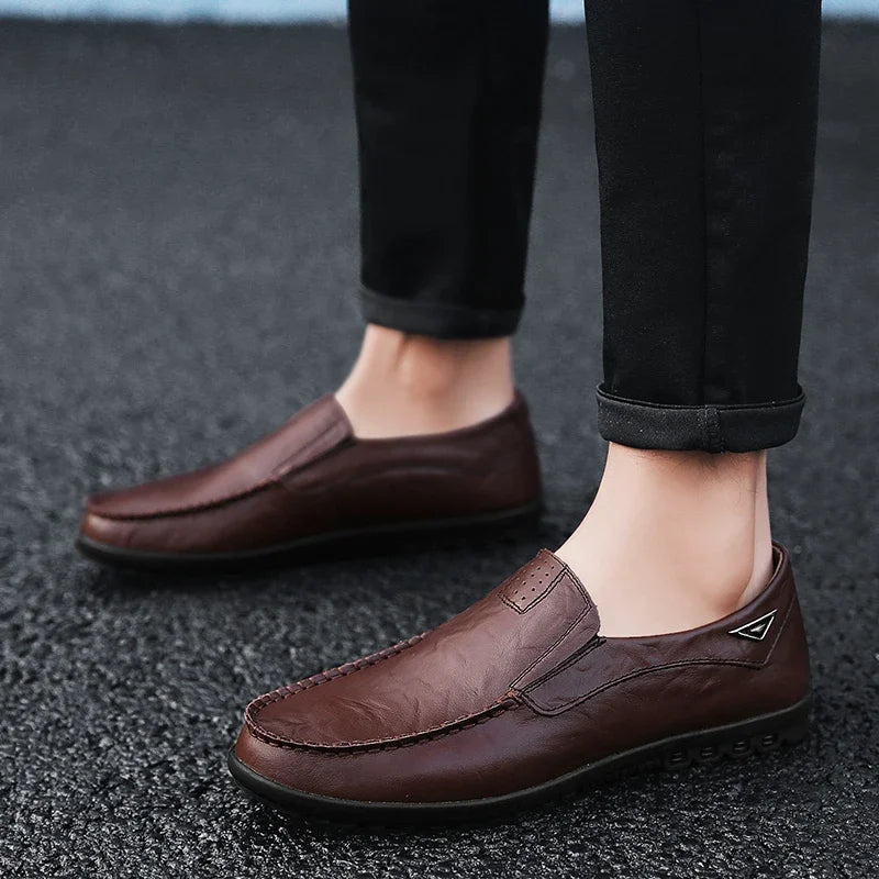 Sapatos Casuais Masculinos de Couro Genuíno Marca de Luxo Mocassins Masculinos Respiráveis Slip-on Sapatos de Condução Pretos Tamanhos Grandes 37-47