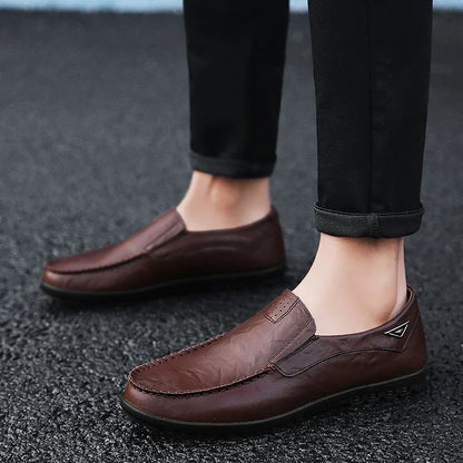 Sapatos Casuais Masculinos de Couro Genuíno Marca de Luxo Mocassins Masculinos Respiráveis Slip-on Sapatos de Condução Pretos Tamanhos Grandes 37-47