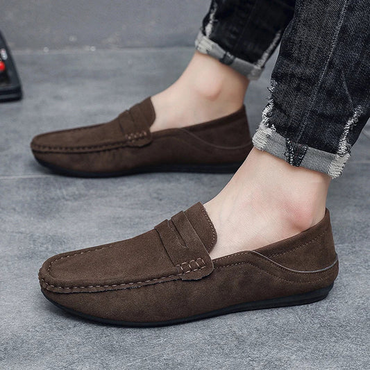 Novos Sapatos Casuais Masculinos de Camurça Moda Masculina Preguiçosa Sapatos Respiráveis Confortáveis Slip-on Sapatos Masculinos de Dirigir Mocassins de Marca de Luxo
