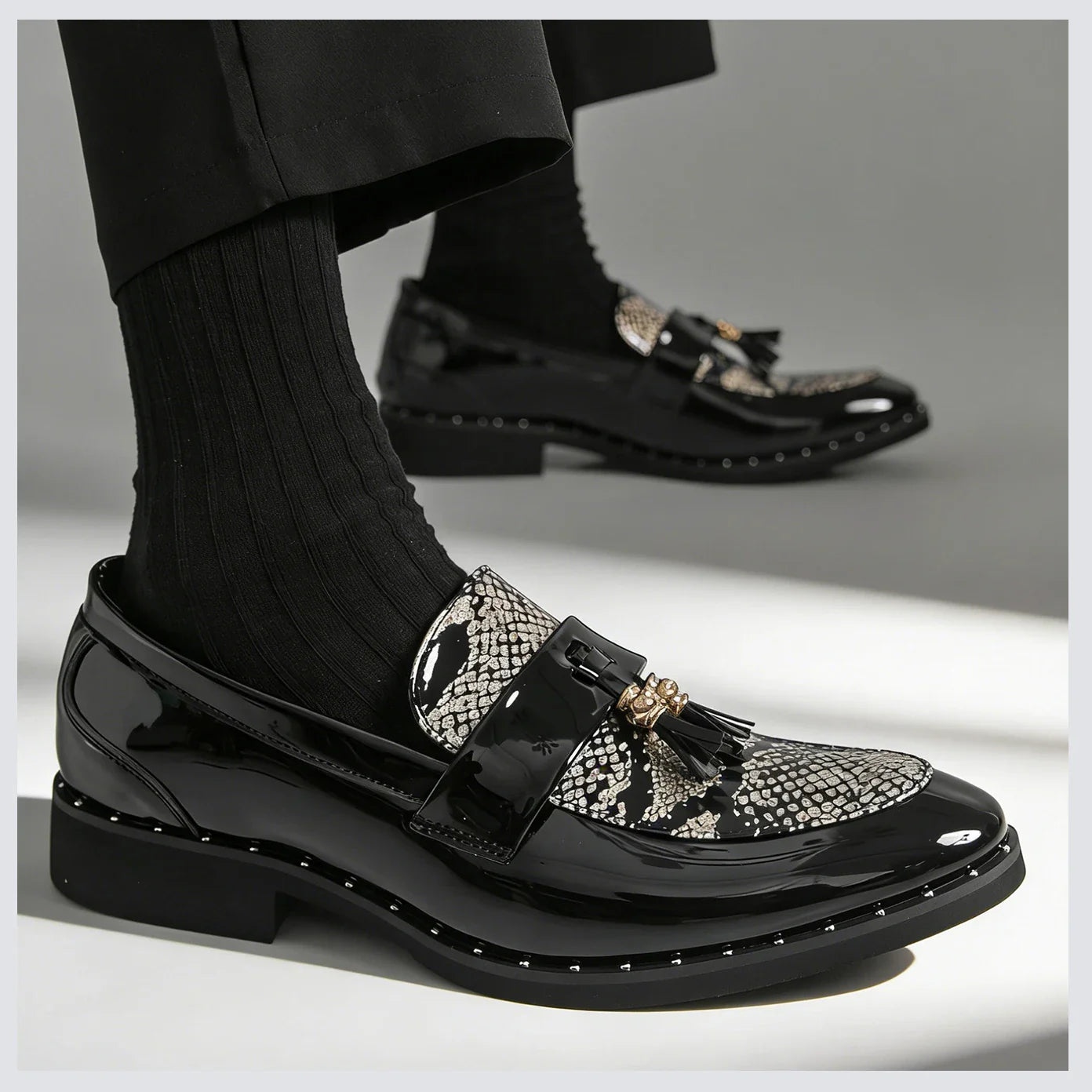 Fashion Men's Business Formal Slip-On Loafers Pointed Toe Patent Leather Shoes Shiny Tassel & Snake Print, Suitable Office Party