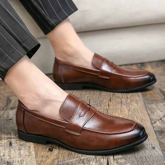 Sapatos Sociais Masculinos de Couro de Alta Qualidade Sapatos Casuais Clássicos Masculinos Sapatos de Vestir Masculinos Modernos Mocassins de Escritório Masculinos