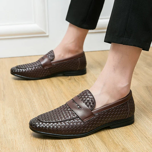 Sapatos masculinos de couro slip-on loafers, estilo europeu, marca de moda de estação, luxuosos, xadrez clássico, sapatos de couro pequenos