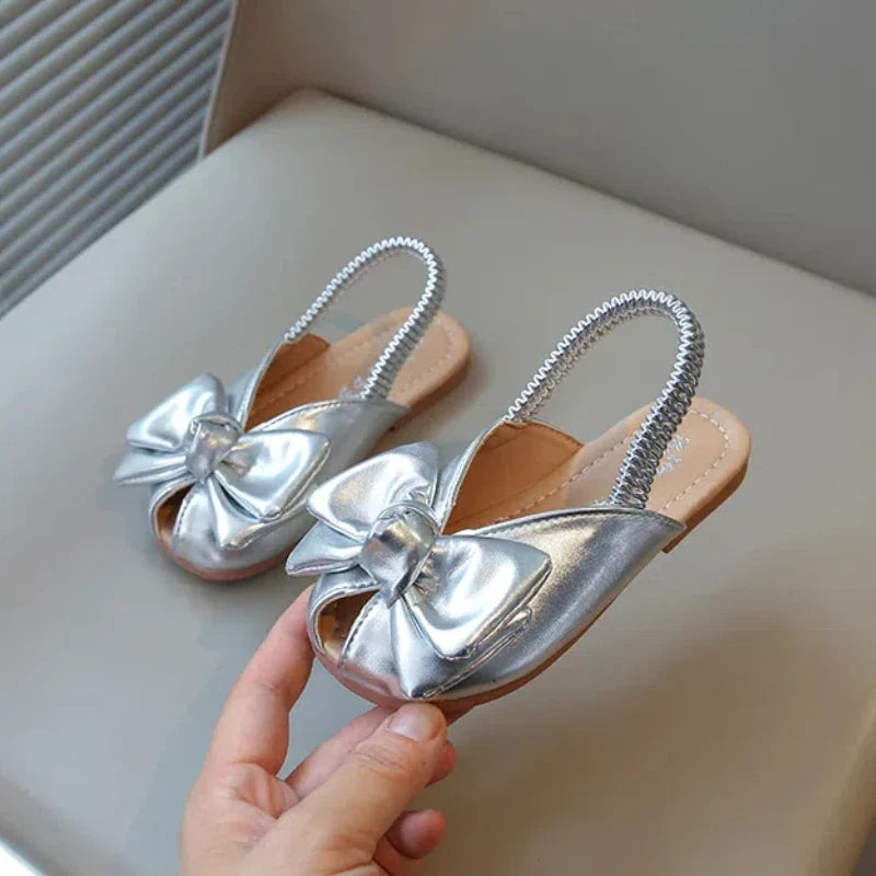 Summer Girl’s Sandals Peep Toe Elastic Band Sliver Beige Kids Sliders Bowknot Graceful Flexiable Trendy Children Shoes Flat