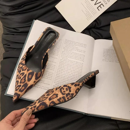 Novas Mulers Femininas de Bico Fino de Luxo Chinelo da Moda Cor de Bala Sandália Elegante Feminina de Vestido Salto Quadrado Baixo Sapatos de Dedo Aberto