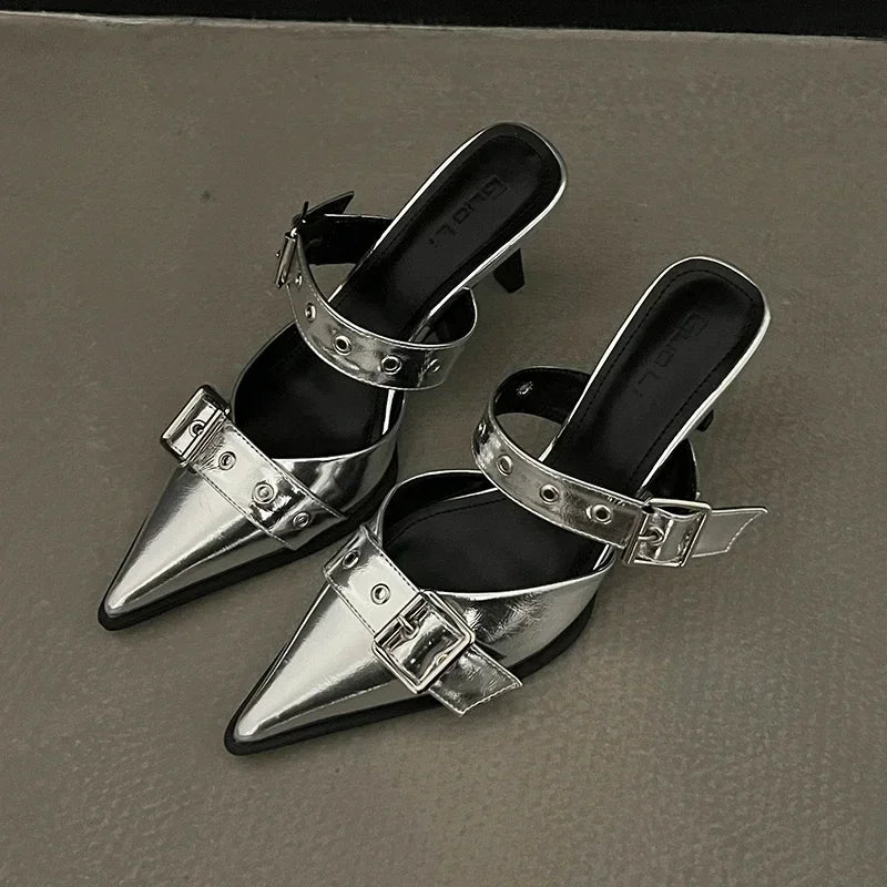 Sandálias Femininas Punk Gótica Metal Fivela Salto Alto Verão 2025 Bico Fino Prata Sapatos de Festa Moda Scarpins Femininos Tacones