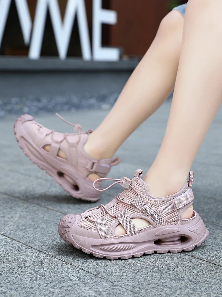 A pair of lightweight, soft, comfortable and casual sandals suitable for children's summer outdoor wear LR-D2508