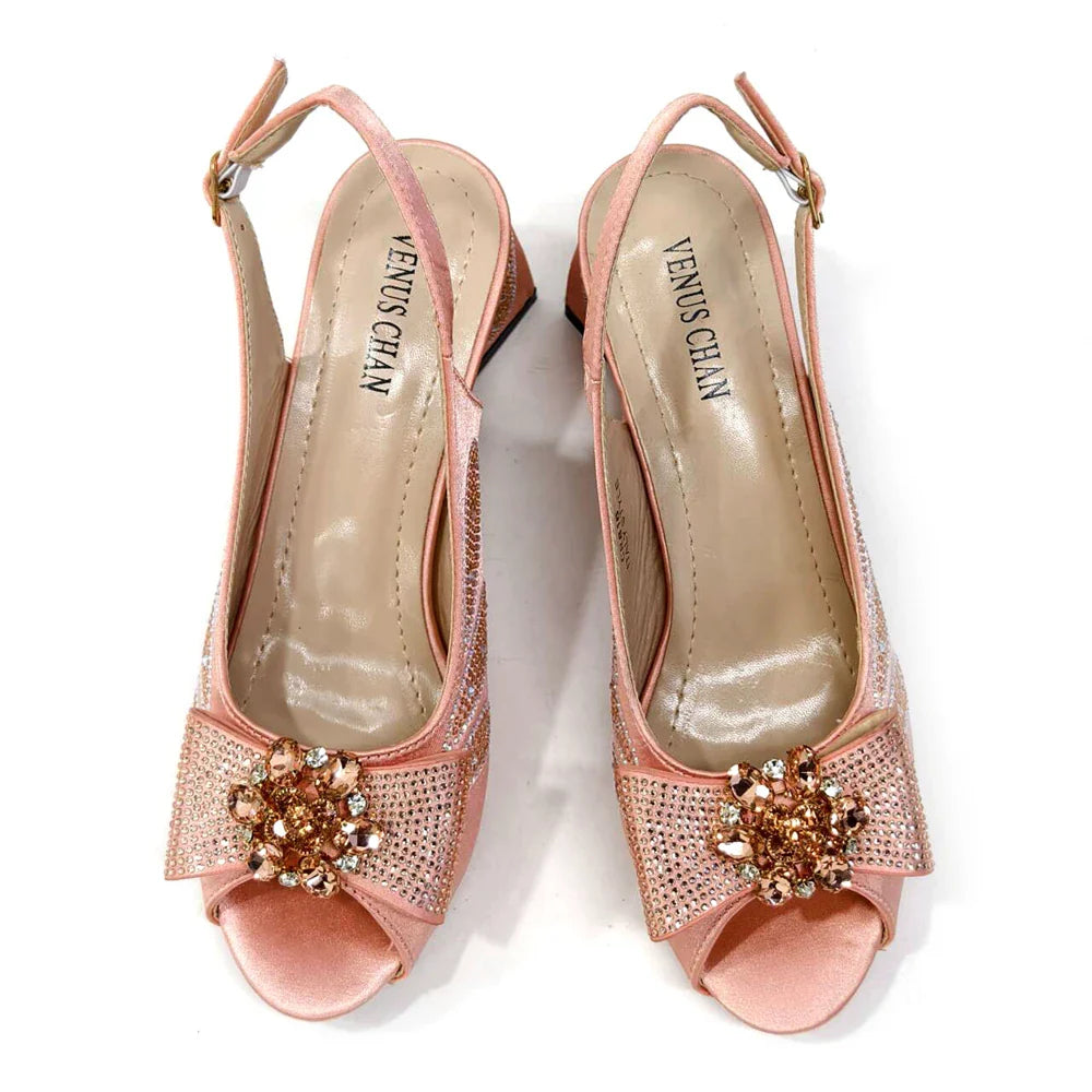 Conjunto Combinando Sapatos e Bolsas Italianos 2024 Peep Toe Salto Alto Cor Pêssego Laço Strass Sapatos Femininos para Festa
