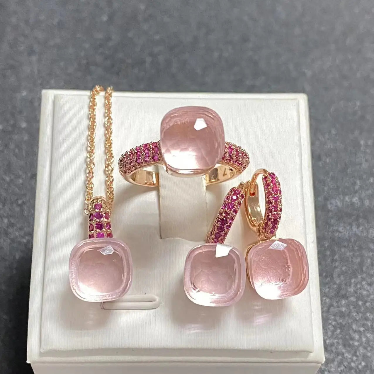 Conjunto de Joias Femininas 3 Peças - Anel, Brincos e Colar Banhados a Ouro Rosé com Zircônia Roxa Incrustada