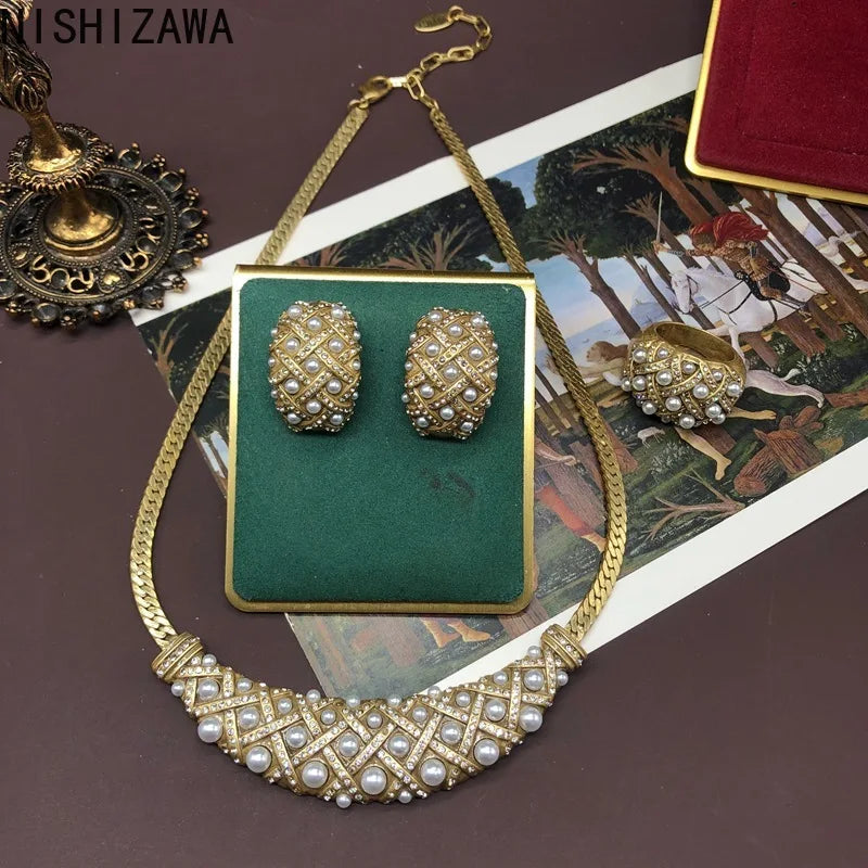 Pearls Stud Earrings for Women Inlaid Rhinestones Palace Style Elegant Jewelry Geometric Hyperbole Aretes De Mujer