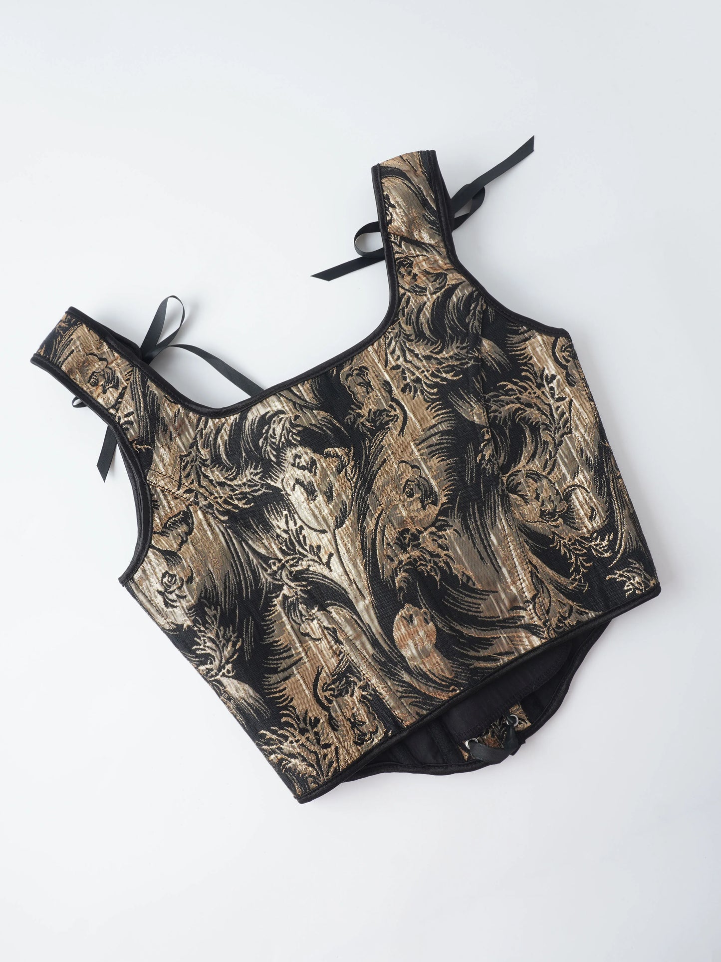 This printed double shoulder strap can be tied with a bow It's a sexy strapless and body-shaping top for women