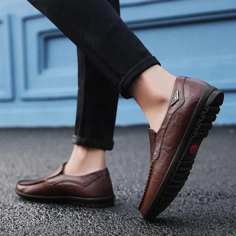 Sapatos Casuais Masculinos de Couro Genuíno Marca de Luxo Mocassins Masculinos Respiráveis Slip-on Sapatos de Condução Pretos Tamanhos Grandes 37-47