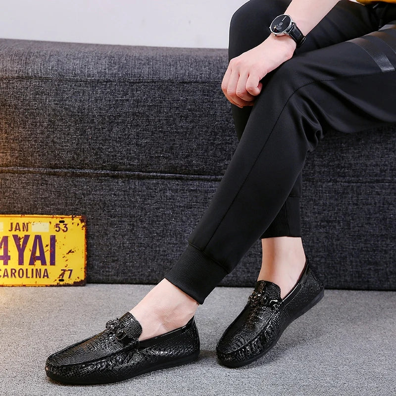 Sapatos Masculinos de Couro com Contas Estilo Britânico Outono Pretos Casuais para Homens Coreanos Preguiçosos Slip-on Sola Macia Mocassins de Condução Modernos