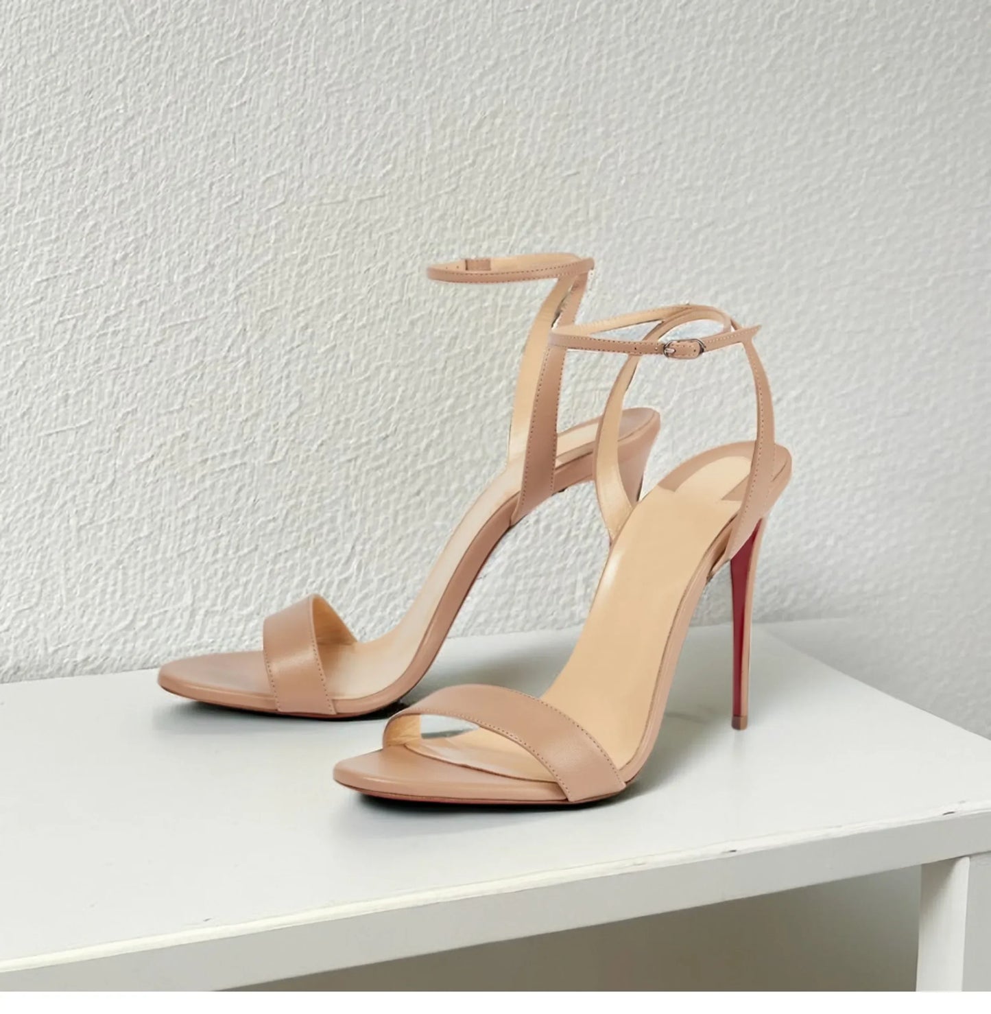 Novas sandálias de salto fino nude sexy de peça única com salto alto, com temperamento feminino, sapatos de salto alto confortáveis para mulheres francesas